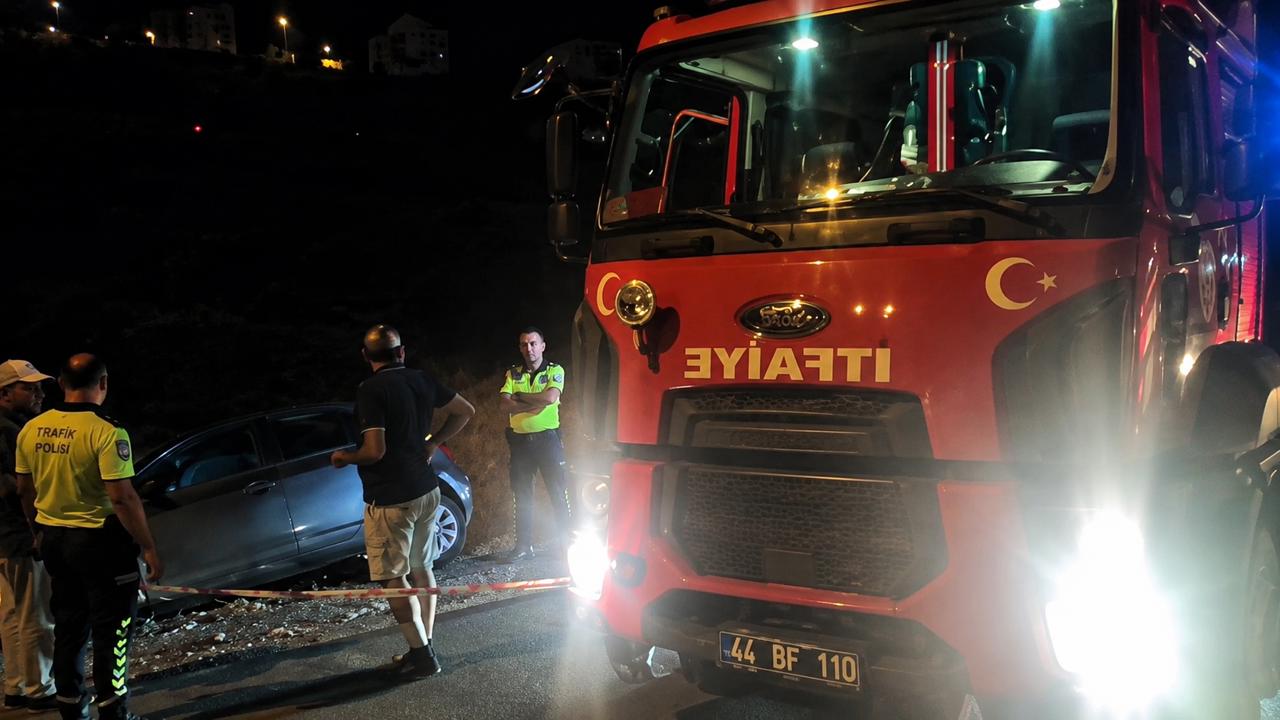 Kontrolden Çıkan Otomobil Kanala Düşmekten Son Anda Kurtarıldı