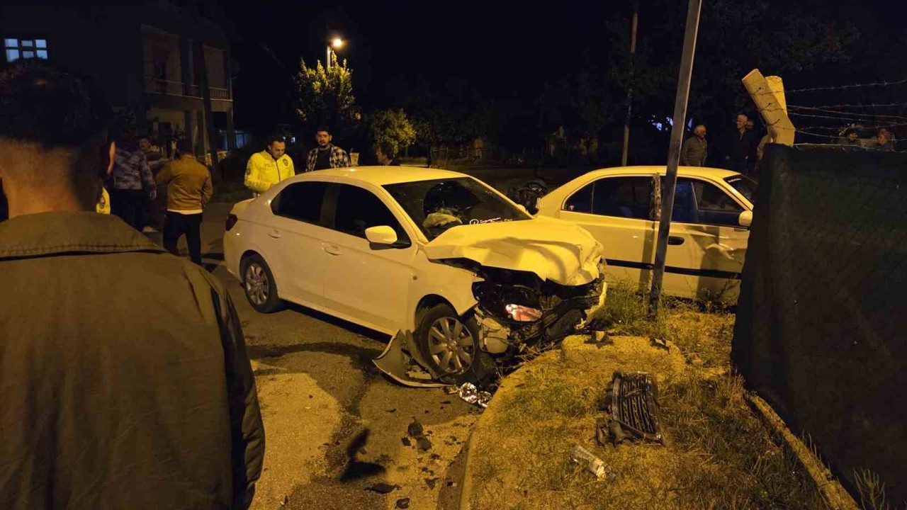 Ankara’da iki otomobil kafa kafaya çarpıştı: 2 yaralı
