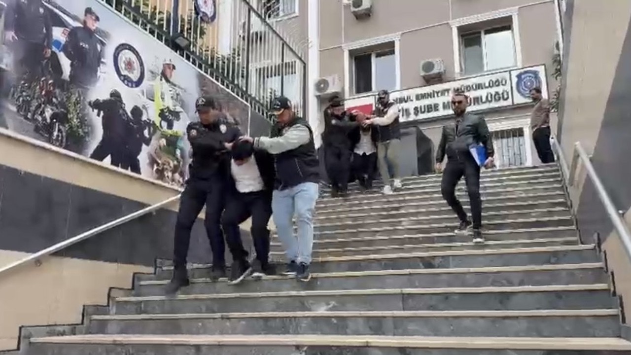 Gaziosmanpaşa’da kuyumcuyu darp edip 1 kilo altın ve 300 bin lirayı çaldılar: 5 şüpheli Kars’ta yakalandı
