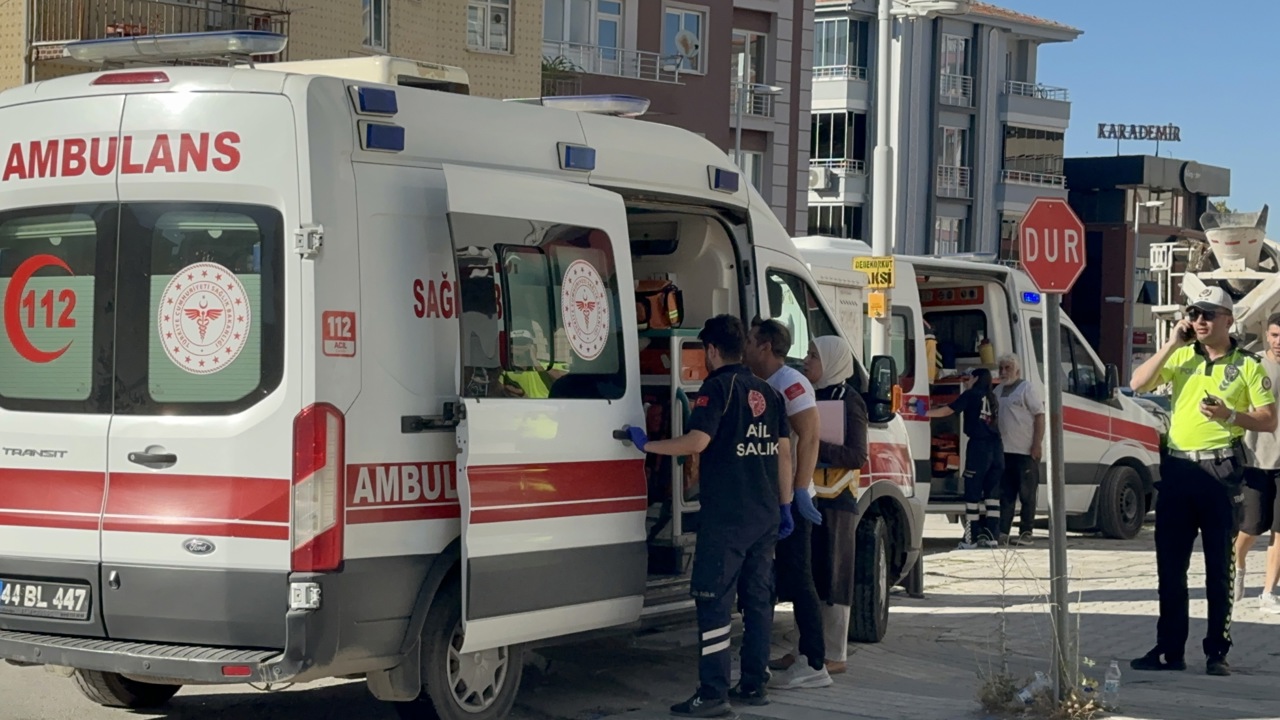 Malatya’da yolcu minibüsü, otomobil ve kamyonetin karıştığı zincirleme trafik ka
