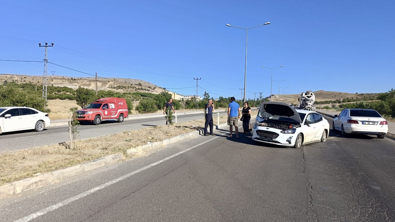 Arguvan Kavşağı’nda Lastik Patladı, Otomobil Karşı Şeride Geçti