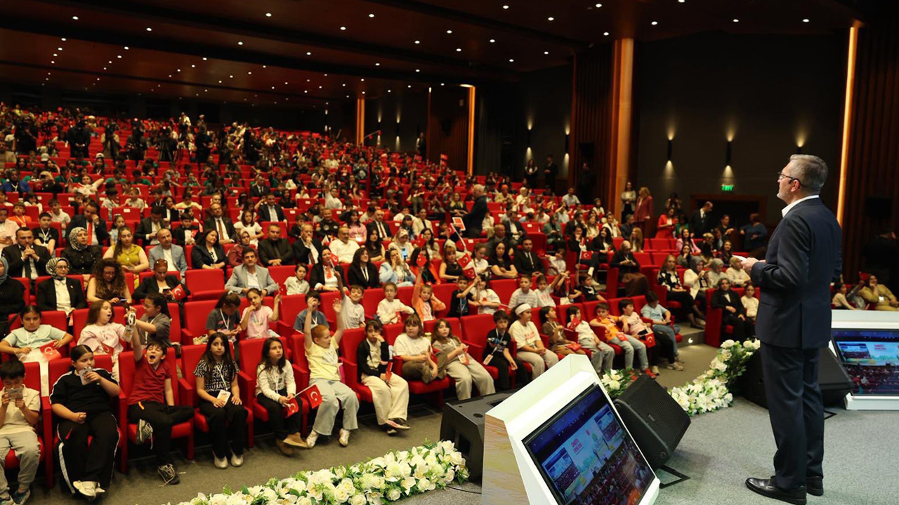 "CİMER'e Renk Kat" yarışmasında dereceye giren öğrenciler ödüllendirildi