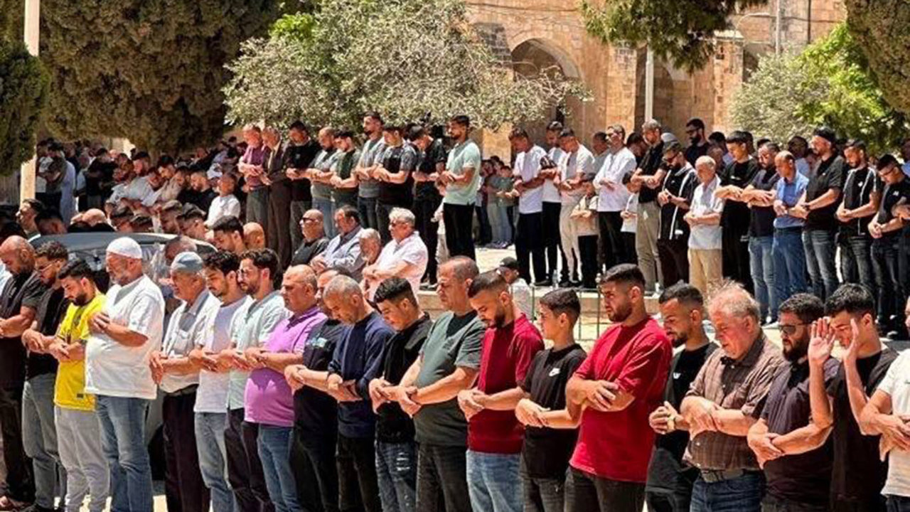 Mescid-i Aksa'da 60 bin Filistinli cuma namazını eda etti
