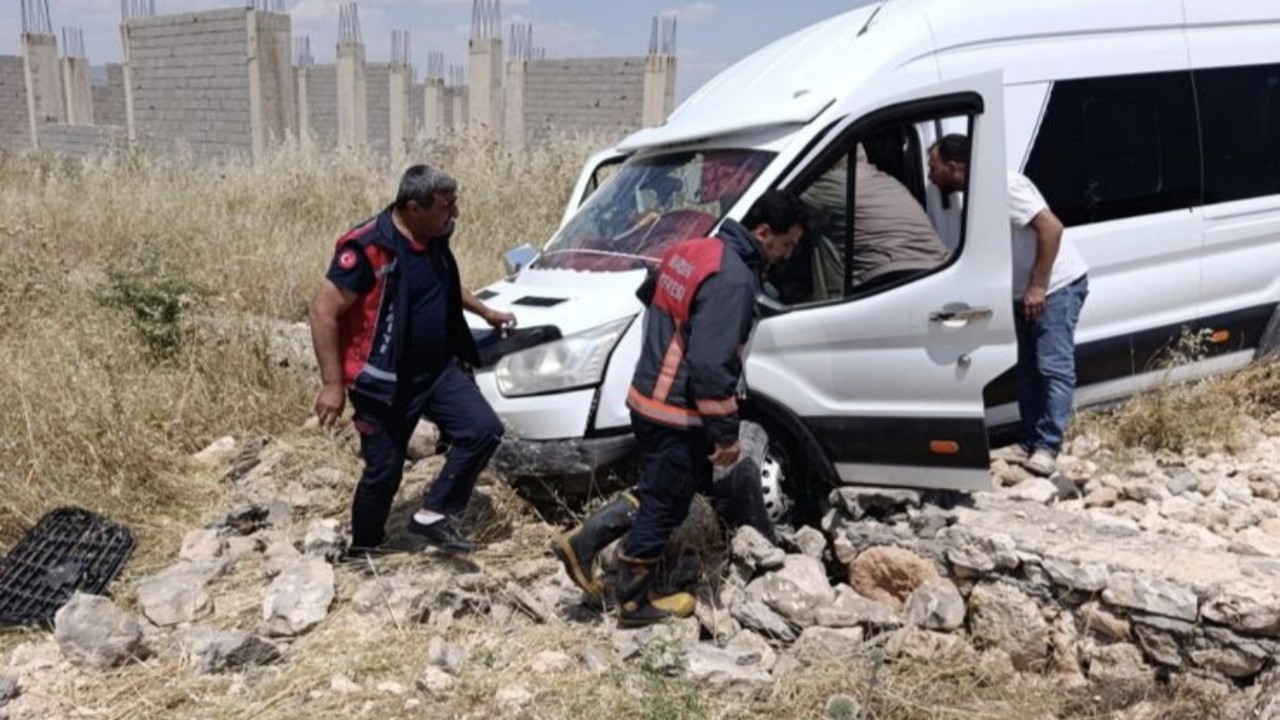 Mardin’de kontrolden çıkan minibüs şarampole uçtu: 2 yaralı