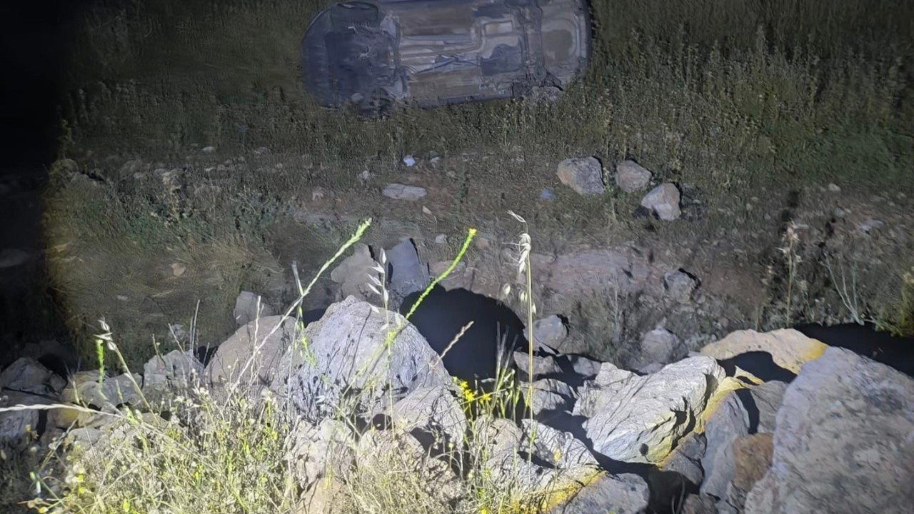Kontrolden çıkan otomobil uçuruma yuvarlandı