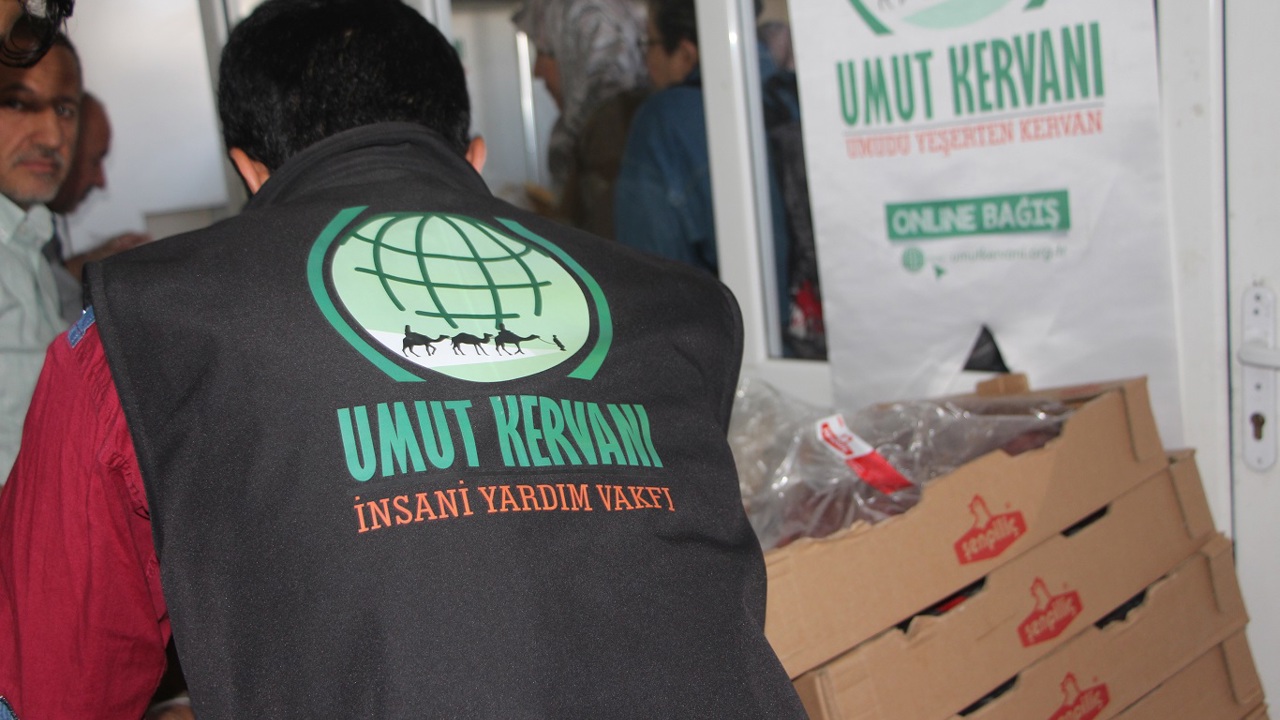 Umut Kervanı Mardin'de yüzlerce aileye et dağıtımında bulundu