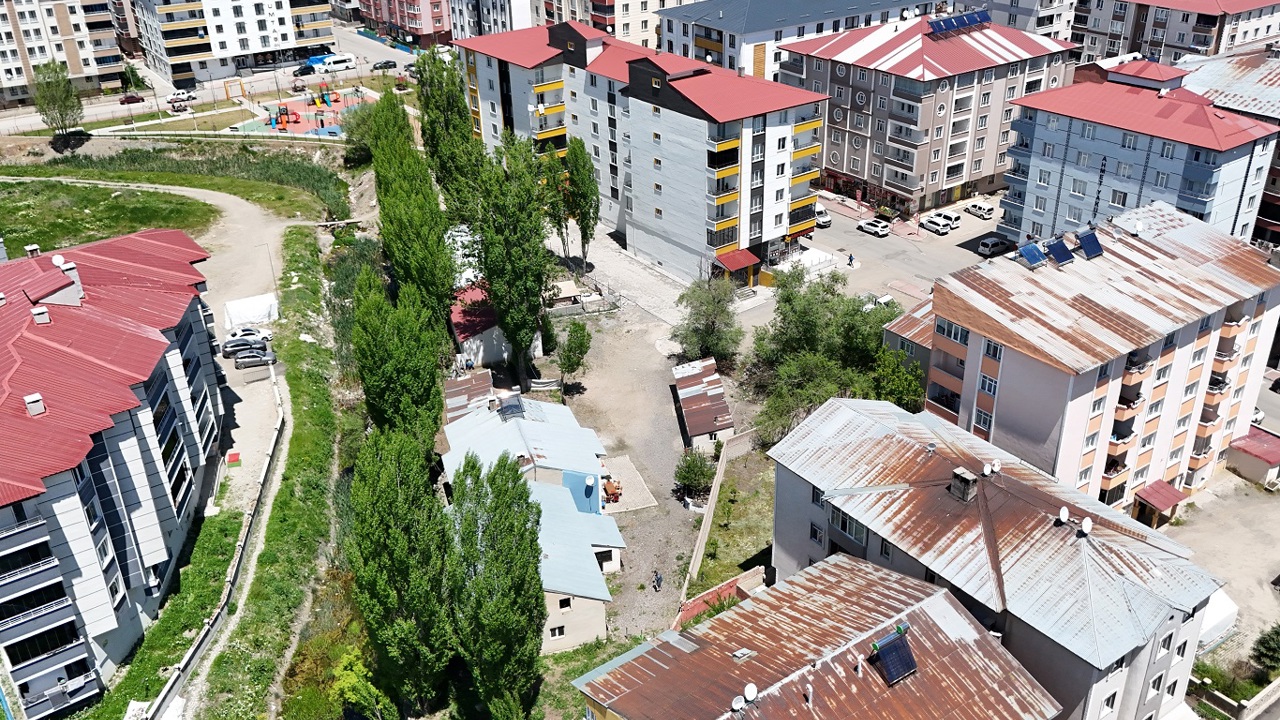 Şehrin göbeğinde lüks sitelerin arasında 40 yıllık bir köy hayatı