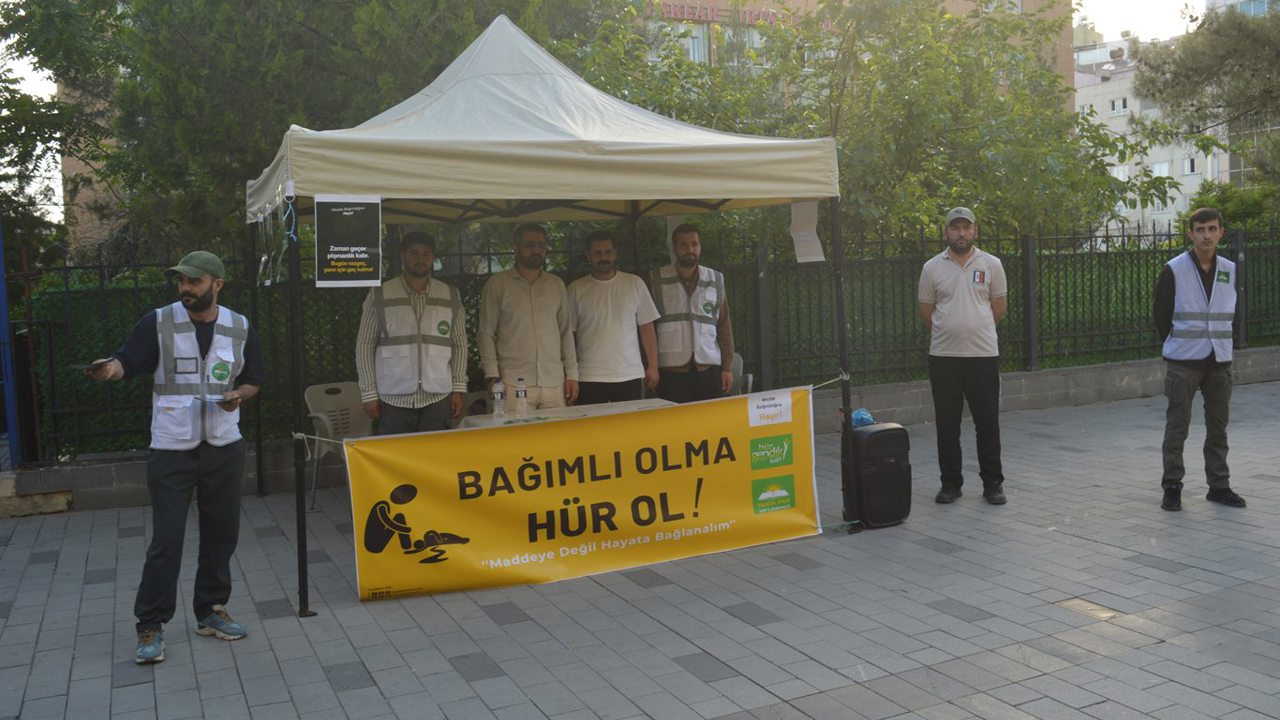 HÜDA PAR'dan uyuşturucuya karşı farkındalık standı: Bağımlı olma, hür ol