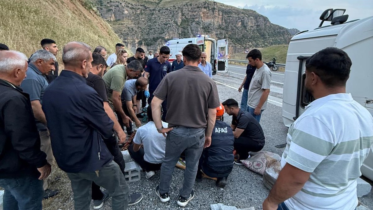 Siirt’te tır devrildi: Araçta sıkışan sürücü kurtarıldı