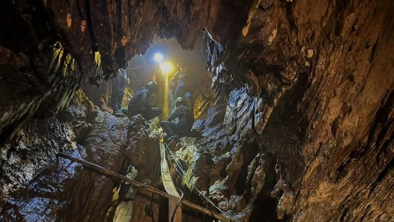 Laos'ta bir mağarada kaybolan iki kişiyi arama çalışmaları geçici olarak durduruldu