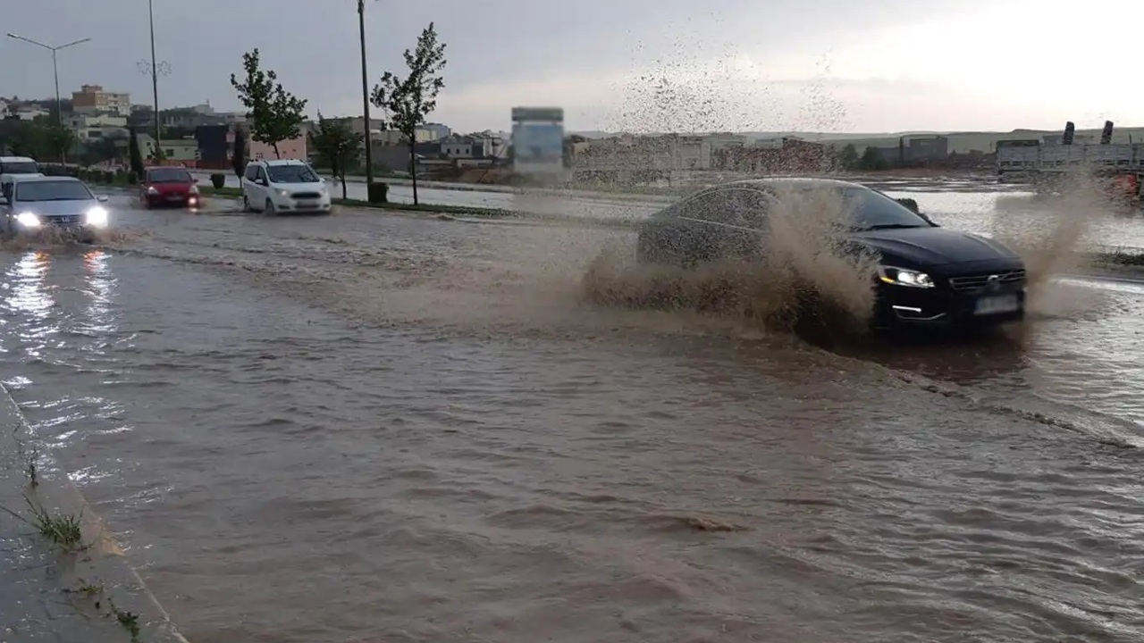 Niğde’nin Gümüşler beldesinde sel felaketi: 1 ölü, 5 yaralı