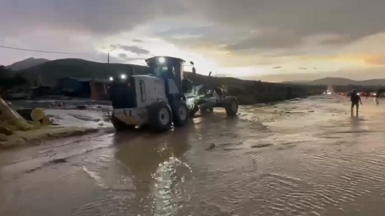 Elâzığ Kovancılar'da sel sonrası kapanan kara yolu trafiğe açıldı