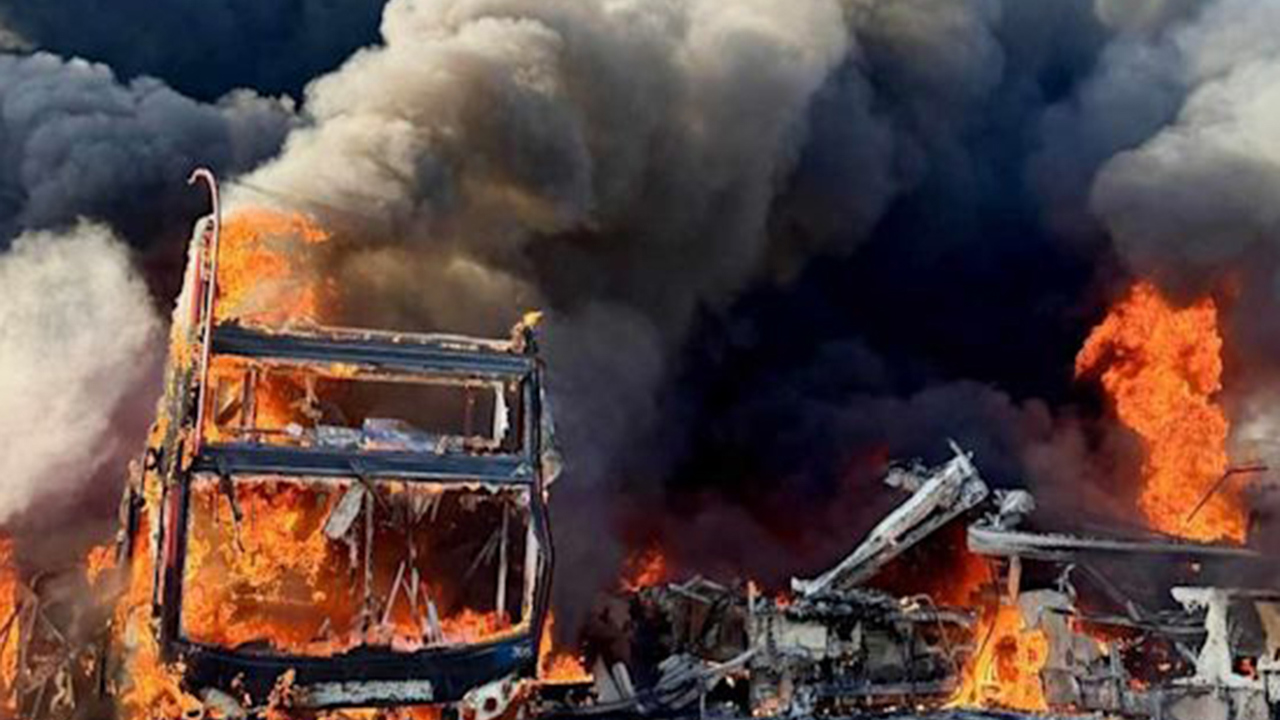 İngiltere’de 36 adet çift katlı otobüs yandı: Kundaklama şüphesiyle soruşturma başlatıldı