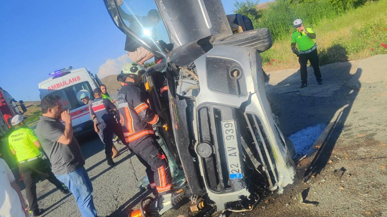 Malatya'da hafif ticari araç devrildi: 2 yaralı