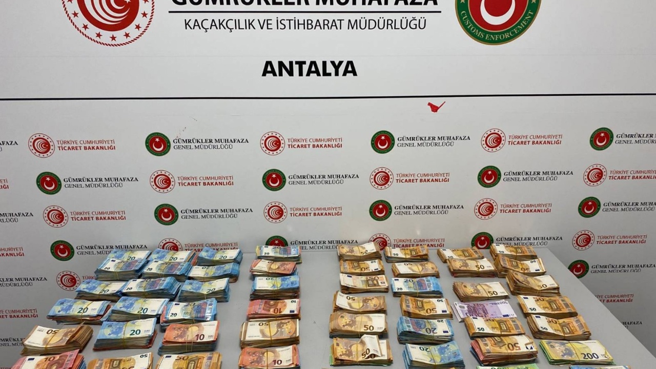 Antalya Havalimanı'nda bebek bezlerine gizlenmiş 381 bin euro ele geçirildi