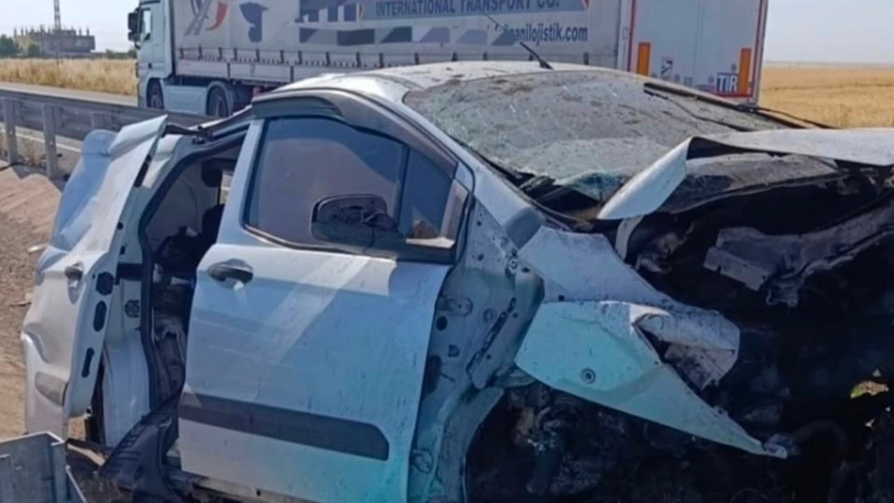 Mardin'de hafif ticari araç bariyerlere çarptı: Bir ölü 2 yaralı