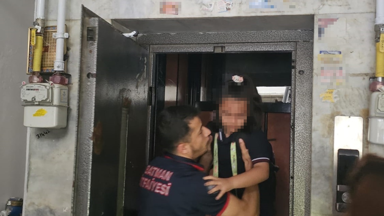 Asansörde mahsur kalan çocuk itfaiye ekipleri tarafından kurtarıldı