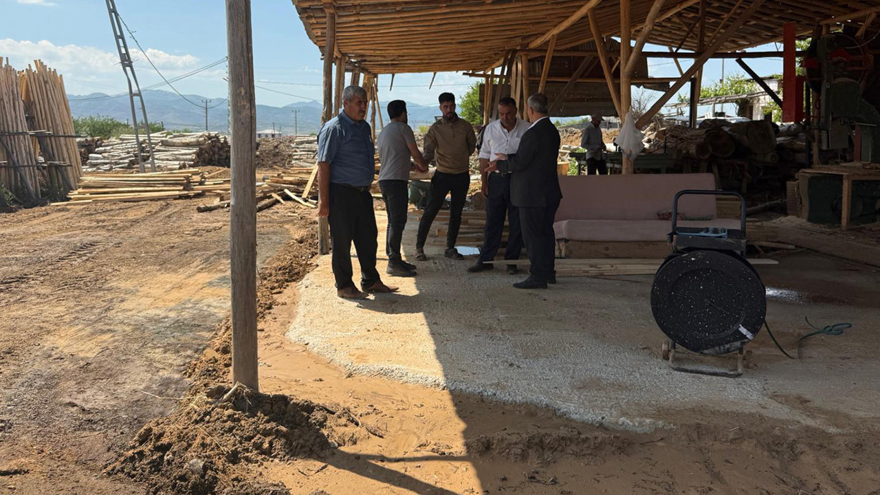 HÜDA PAR’lı Özkan selden zarar gören keresteci esnafı ziyaret etti