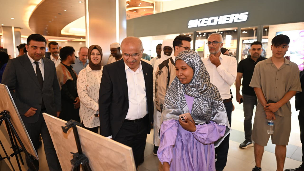 Büyükşehir Belediyesinin kurslarında eğitim alan uluslararası öğrencilerin eserleri sergilendi