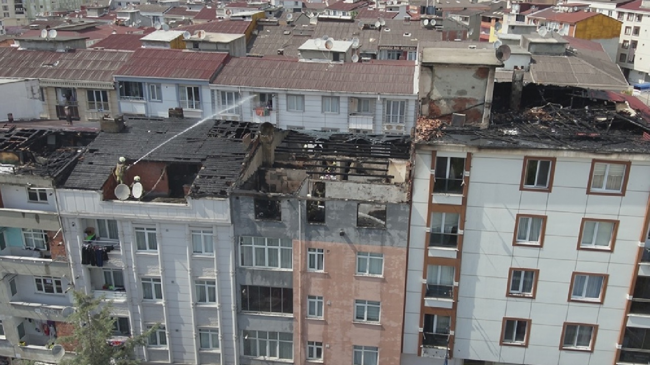 Esenyurt'ta 4 binaya sıçrayan çatı yangını kontrol altına alındı