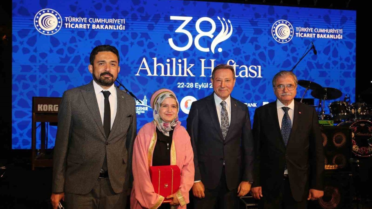 Yılın Türkiye Çırağı Rahime Nur Altın, ödülünü Bakan Bolat’tan aldı
