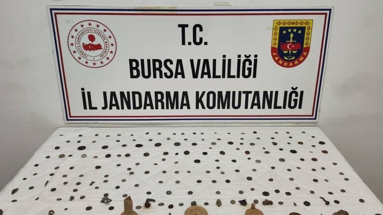 Bursa'da tarihi eser operasyonu: 202 sikke ve obje ele geçirildi