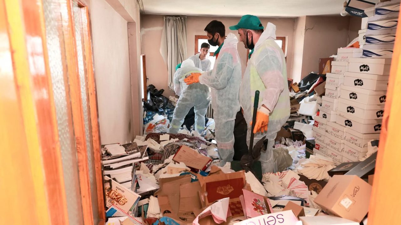 Bursa'da yıllardır temizlenmeyen evden 20 ton çöp çıktı