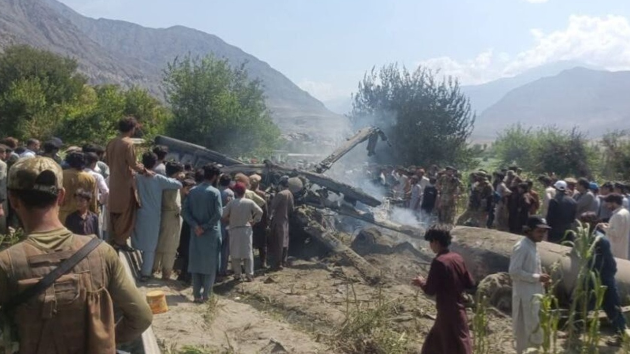 Pakistan'da askeri helikopter düştü: Kurtulan olmadı