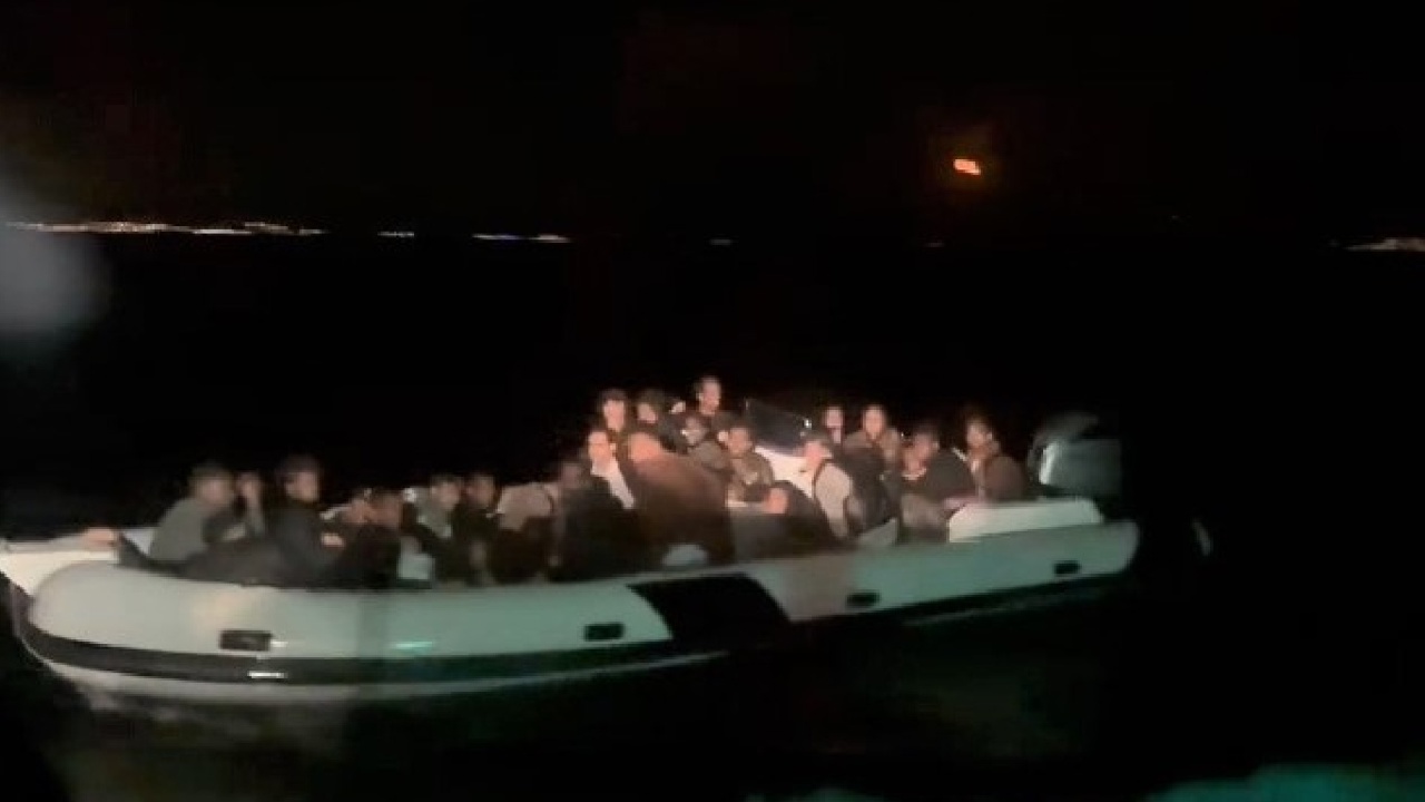 İzmir açıklarında 34 düzensiz göçmen yakalandı