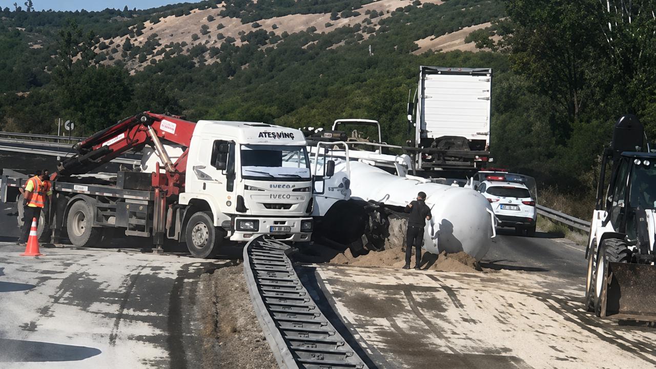Yakıt Tankeri Devrildi, Kara Yolunda Önlem Alındı