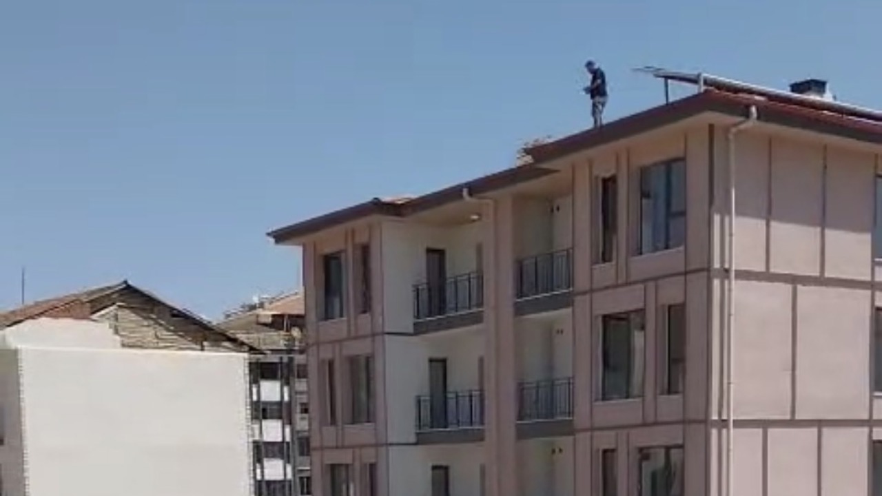 TOKİ Şantiyesinde Alacak İddiası: Çatıya Çıkıp Sesini Duyurmaya Çalıştı