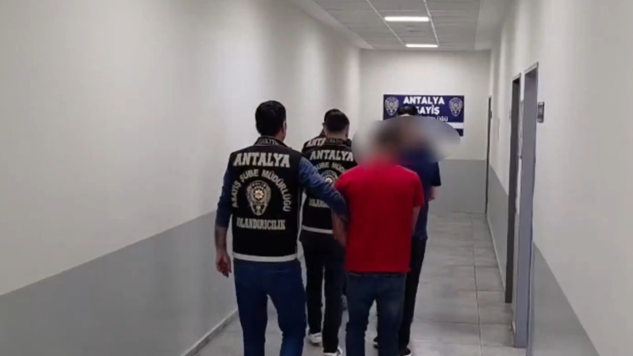 Karşılıksız çekle dolandırıcılık yapan 4 şüpheli tutuklandı