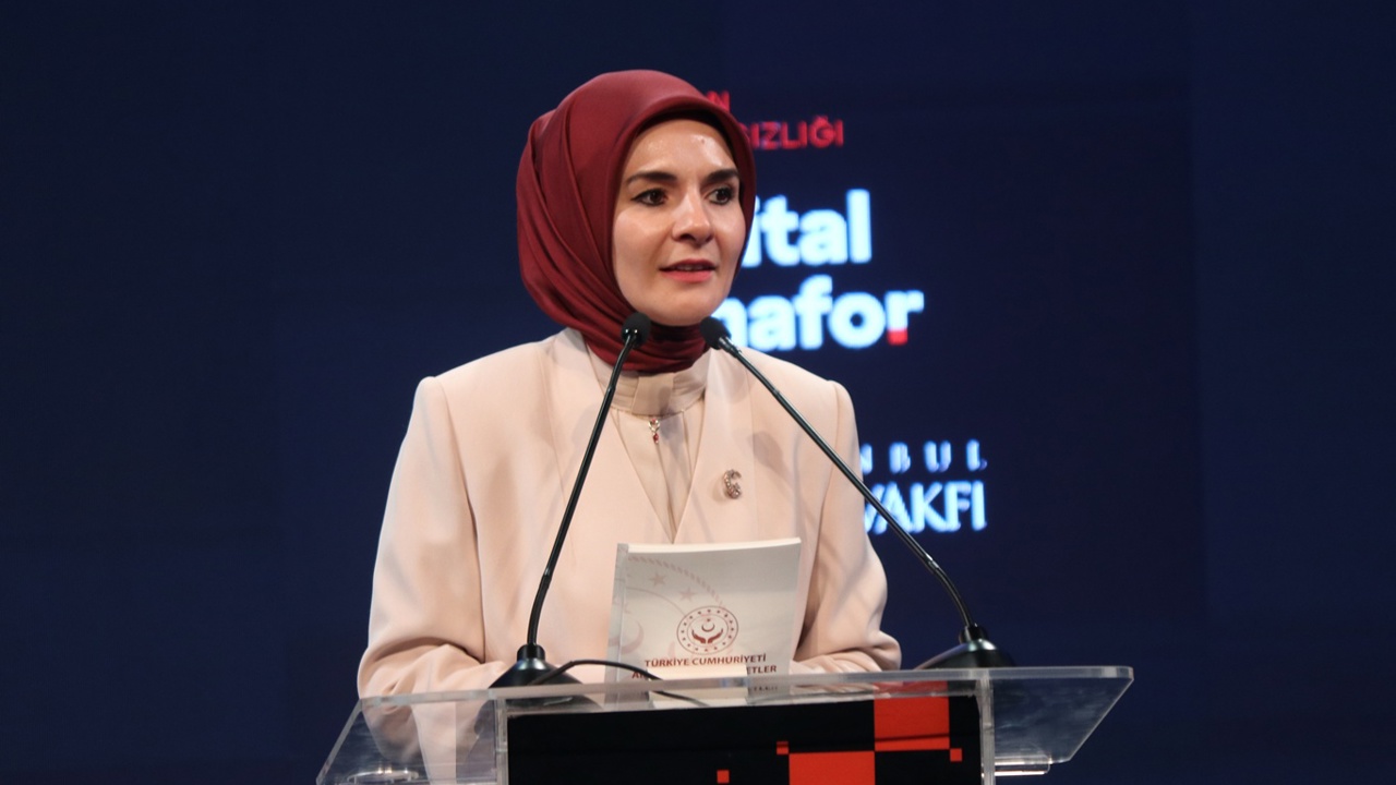 Bakan Göktaş: Esas mesele, teknolojiyi reddetmek değil fertlerin ve ailenin duygularını koruyabilmektir