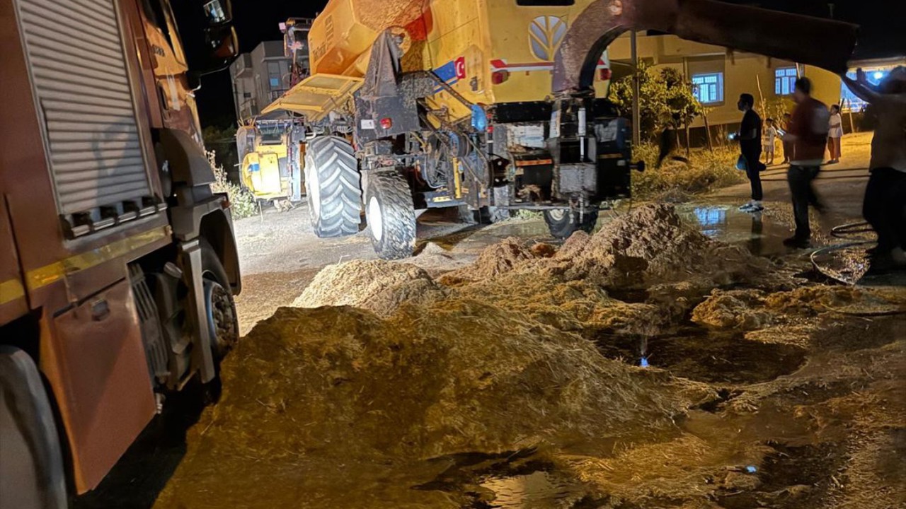 Mardin’de biçerdöverden çıkan kıvılcımların yol açtığı yangında 4 ton saman zarar gördü