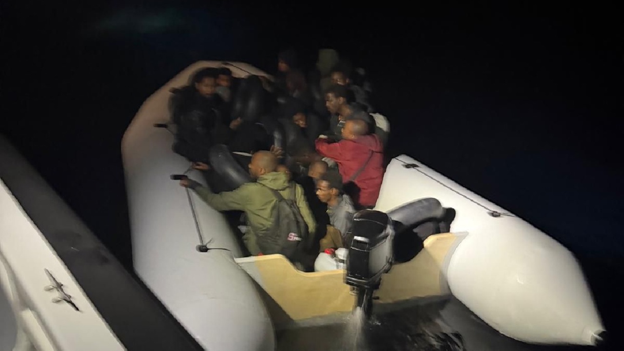 İzmir açıklarında 26 düzensiz göçmen yakalandı