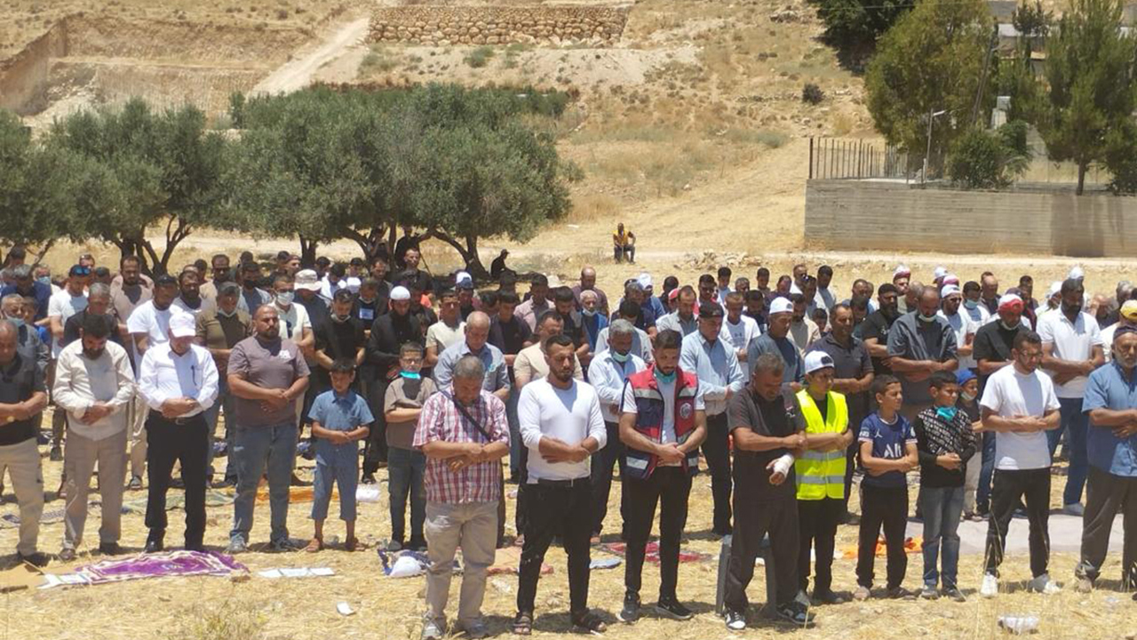 El Halil'de yüzlerce Filistinli, gasbedilmek istenen topraklarında namaz kıldı