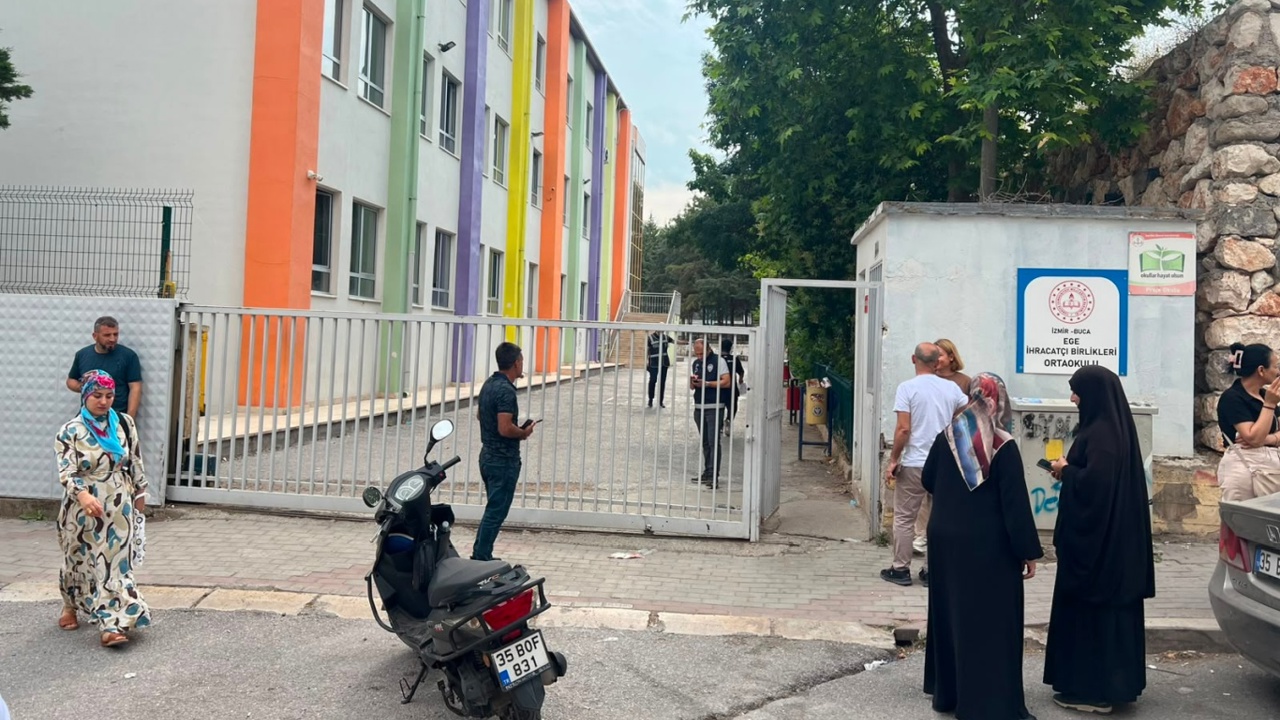 İzmir'de öğrenciler sınavda, veliler heyecanlı bekleyişte