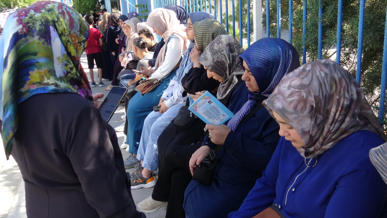 Öğrenciler sınavda, veliler duada