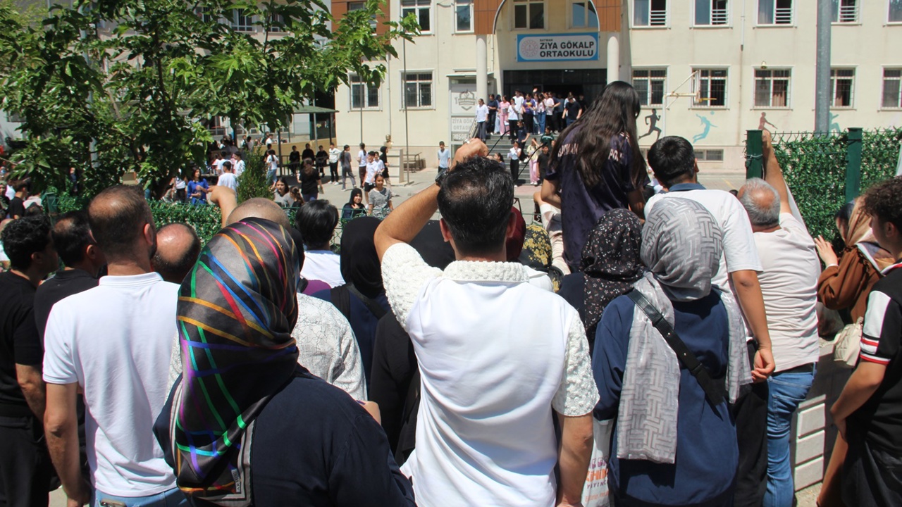 LGS heyecanı Batman'da yaşandı: Veliler umutla bekledi, çocukları için dua etti