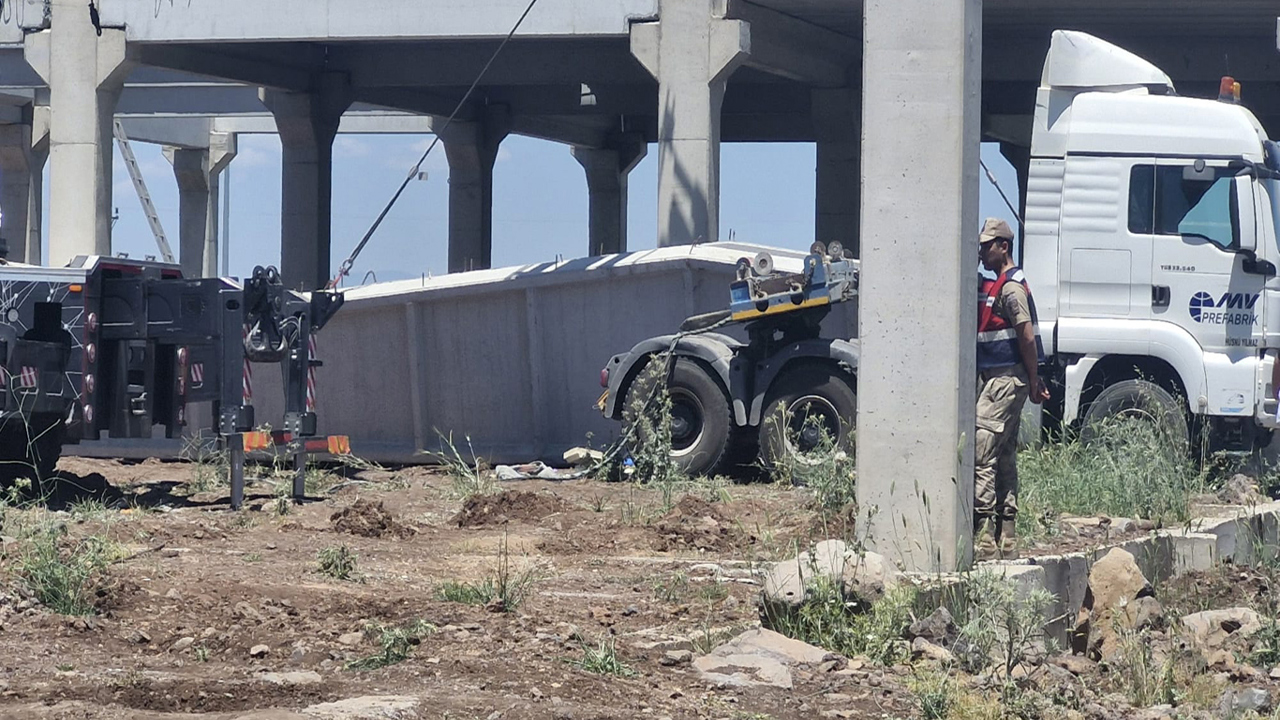 Diyarbakır'da beton blok işçilerin üzerine düştü: Bir ölü, bir yaralı