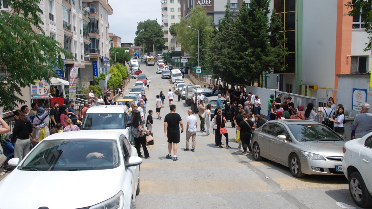 İzmir'de LGS sona erdi, öğrenciler aileleriyle buluştu