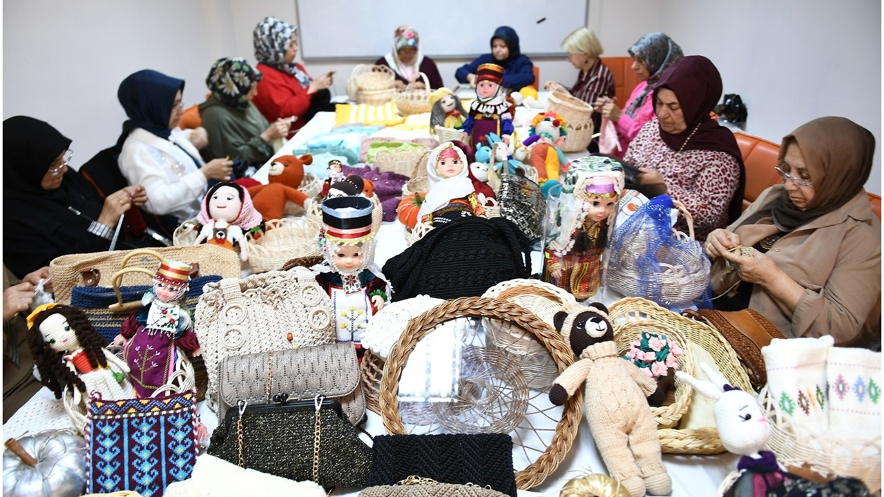 Yeşilyurt Kent Konseyi bünyesinde sürdürülen kurslar sayesinde bir yandan gelene