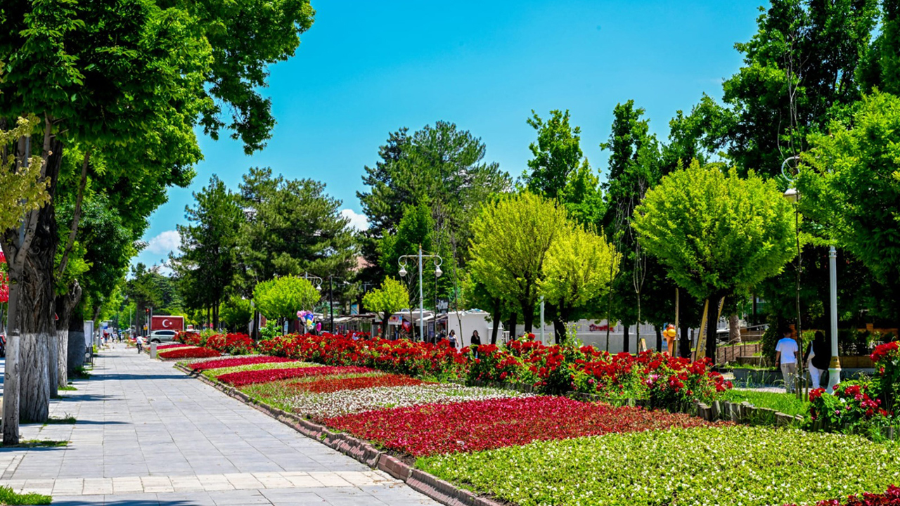 Büyükşehir Belediyesi Park ve Bahçeler Daire Başkanlığı tarafından peyzaj çalışm