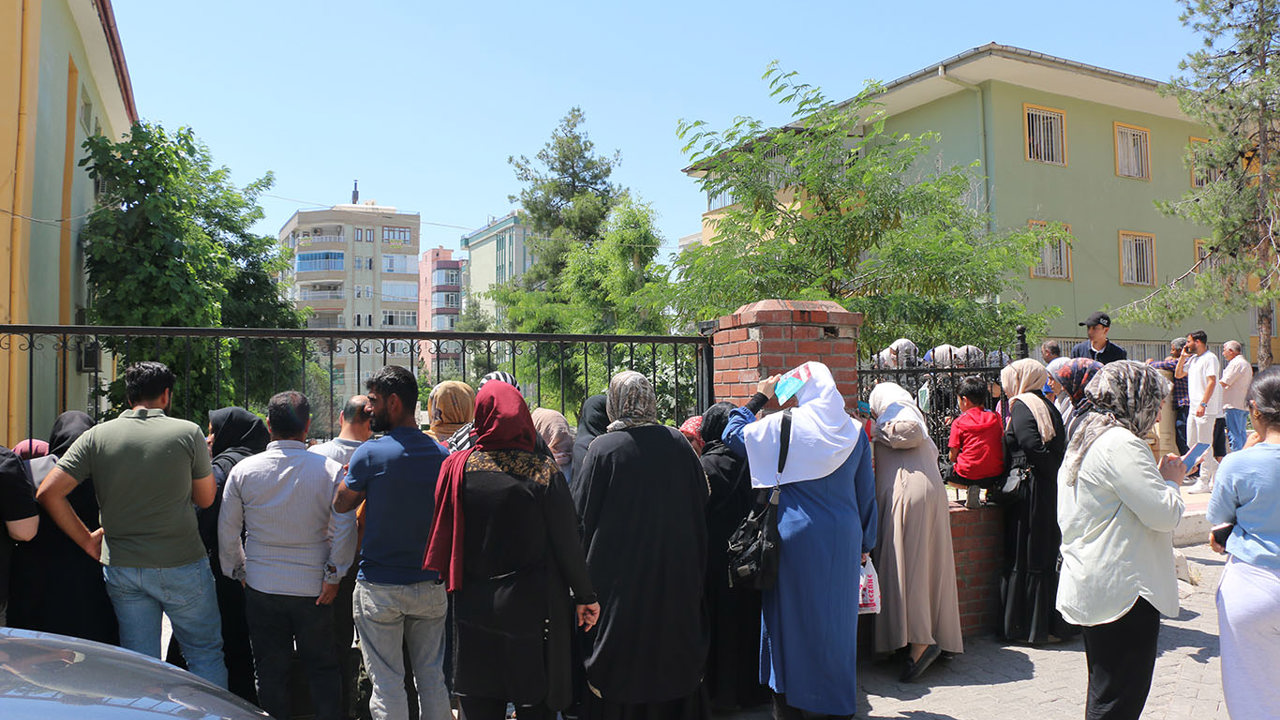 Şanlıurfa’da LGS heyecanı: Öğrenciler içeride, veliler dışarıda ter döktü
