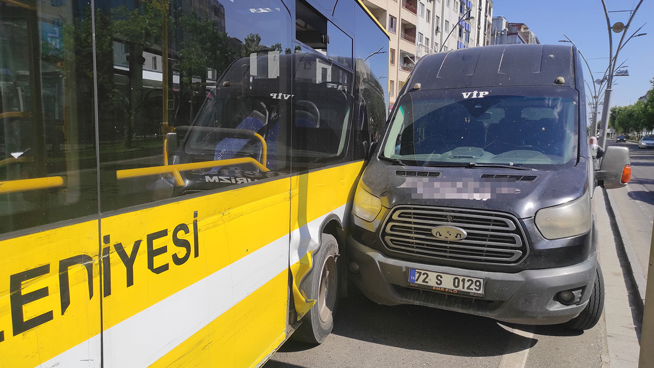 Batman'da belediye otobüsü ile minibüs çarpıştı