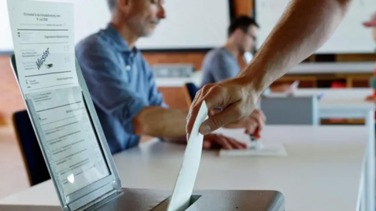 İsviçre'de halk "10 milyon nüfus" referandumu için oy kullandı