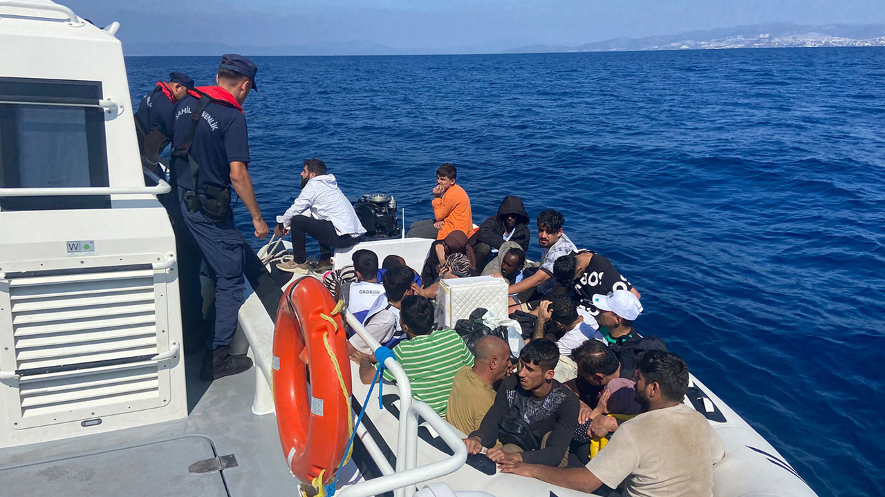Aydın açıklarında 16 düzensiz göçmen ve 2 organitatör yaklandı