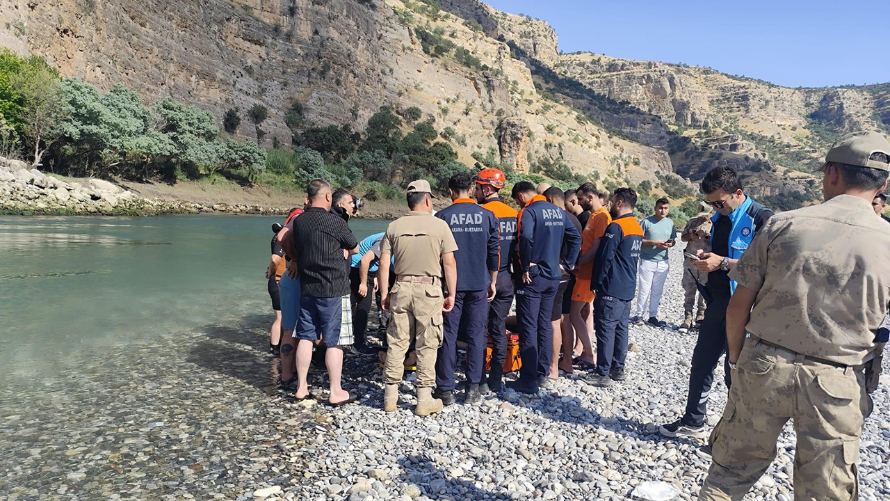 Boğulma tehlikesi geçiren ailesini kurtardı, kendisi hayatını kaybetti