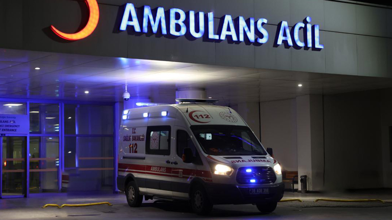Kayseri'de kontrolden çıkan otomobil refüje çarptı: 4 yaralı