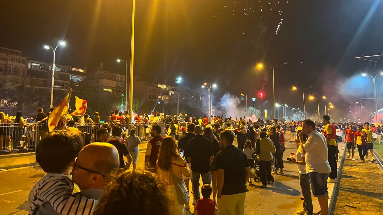 Konak sahilde taraftar yoğunluğu ve arbede yaşandı